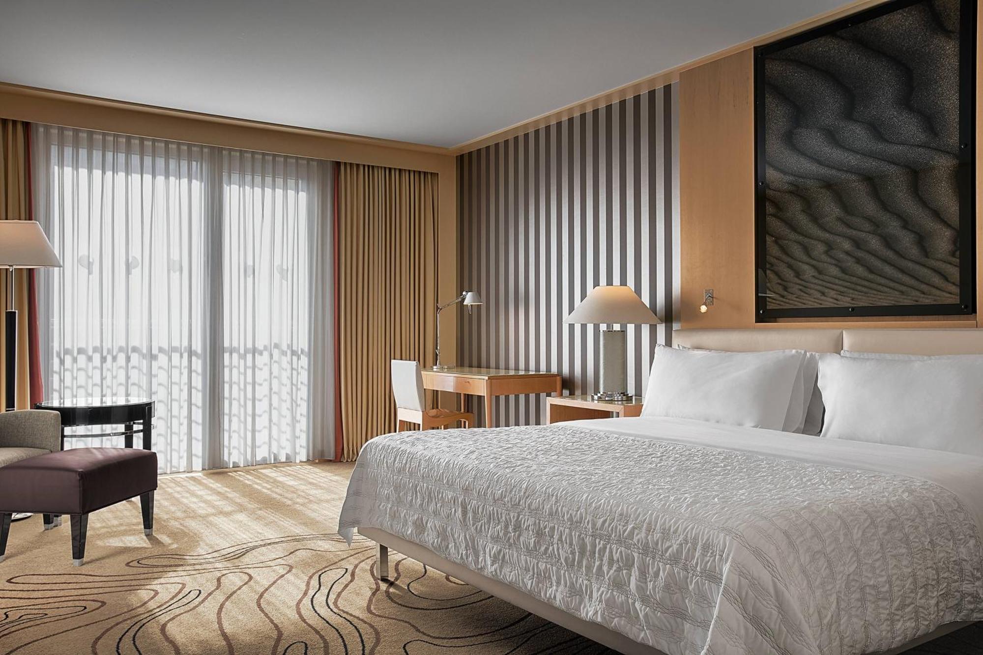 Le Meridien Мюнхен Екстериор снимка A guest room at the Hilton San Francisco