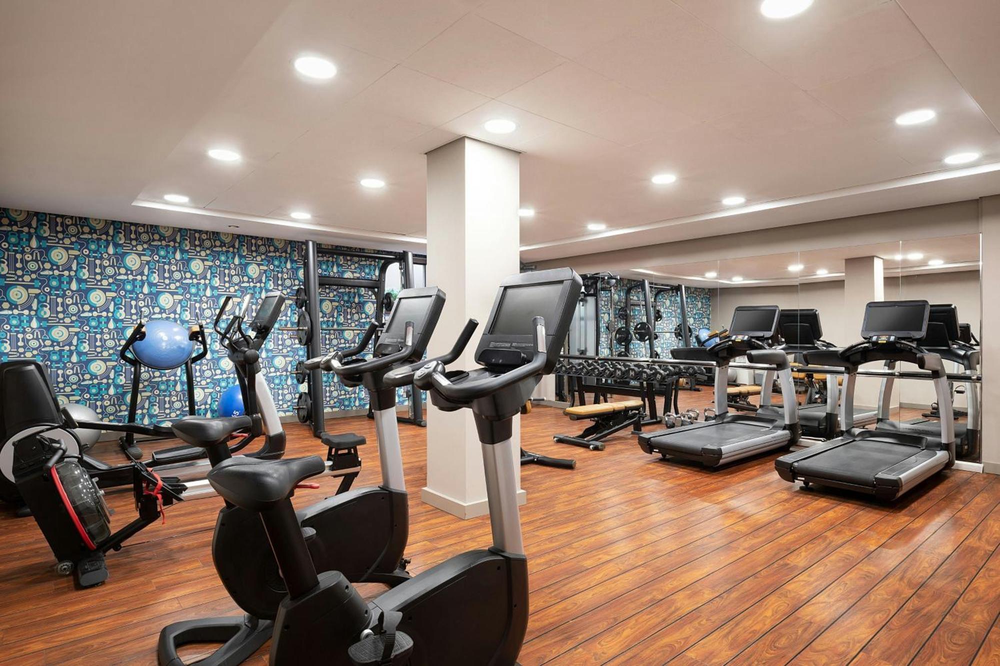 Le Meridien Мюнхен Екстериор снимка The gym at the hotel