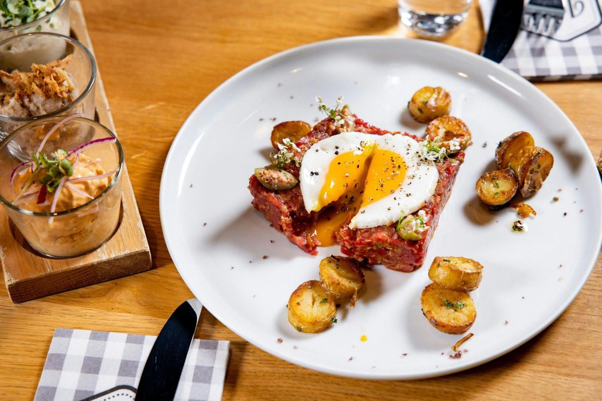 Le Meridien Мюнхен Екстериор снимка A steak and egg breakfast