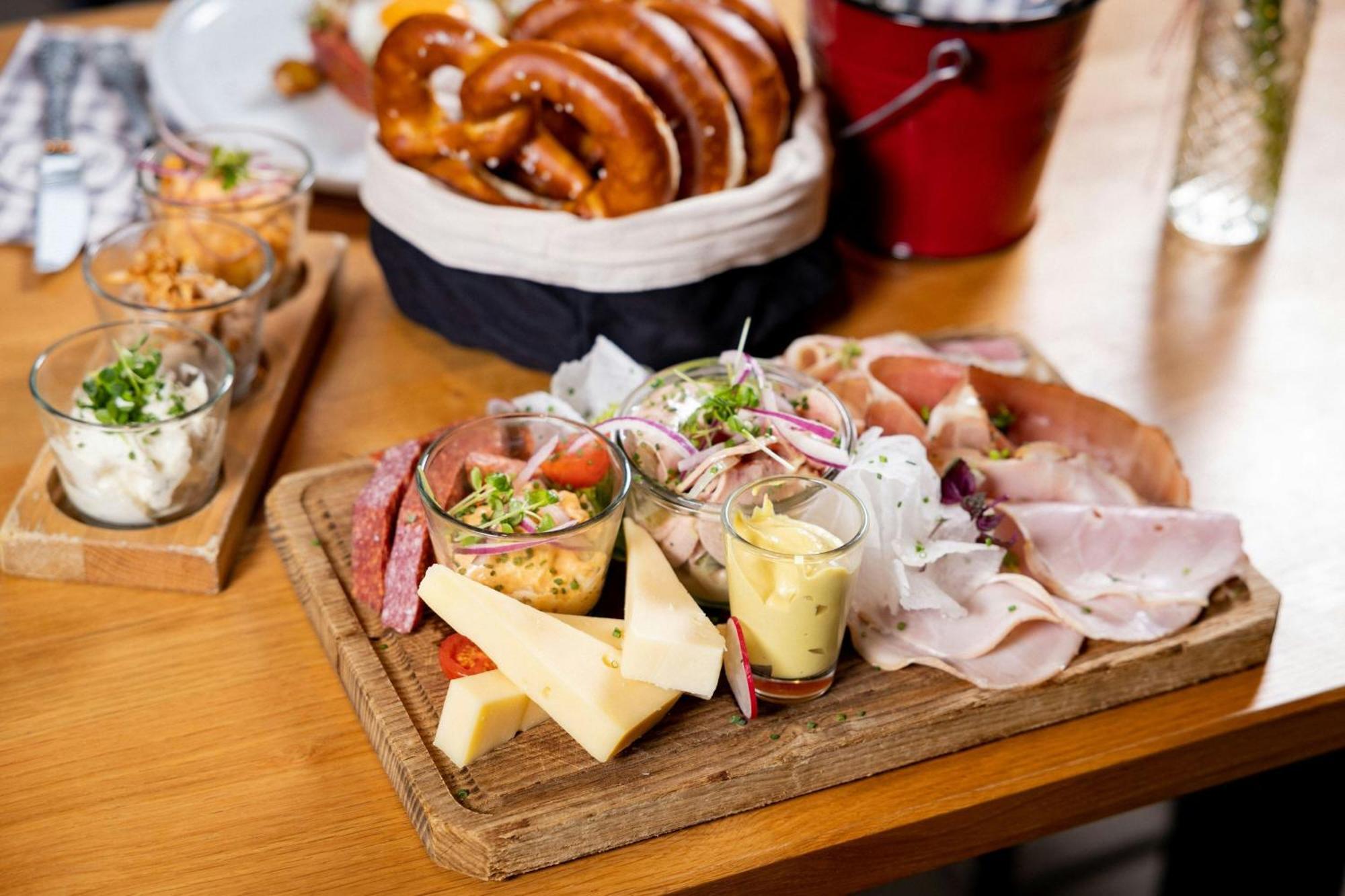 Le Meridien Мюнхен Екстериор снимка A typical German breakfast