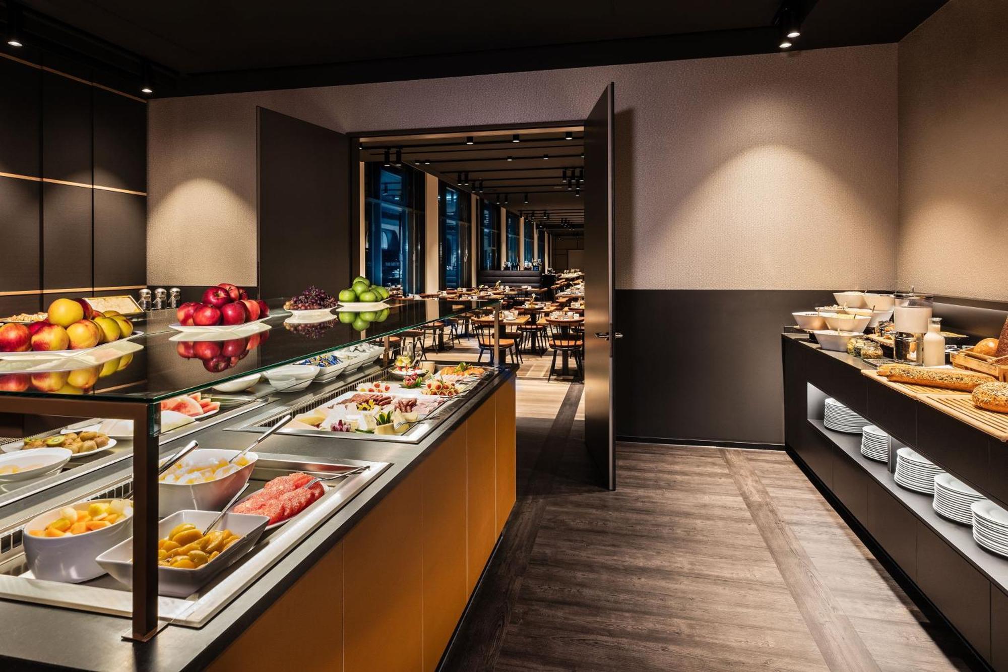 Le Meridien Мюнхен Екстериор снимка The buffet at the restaurant