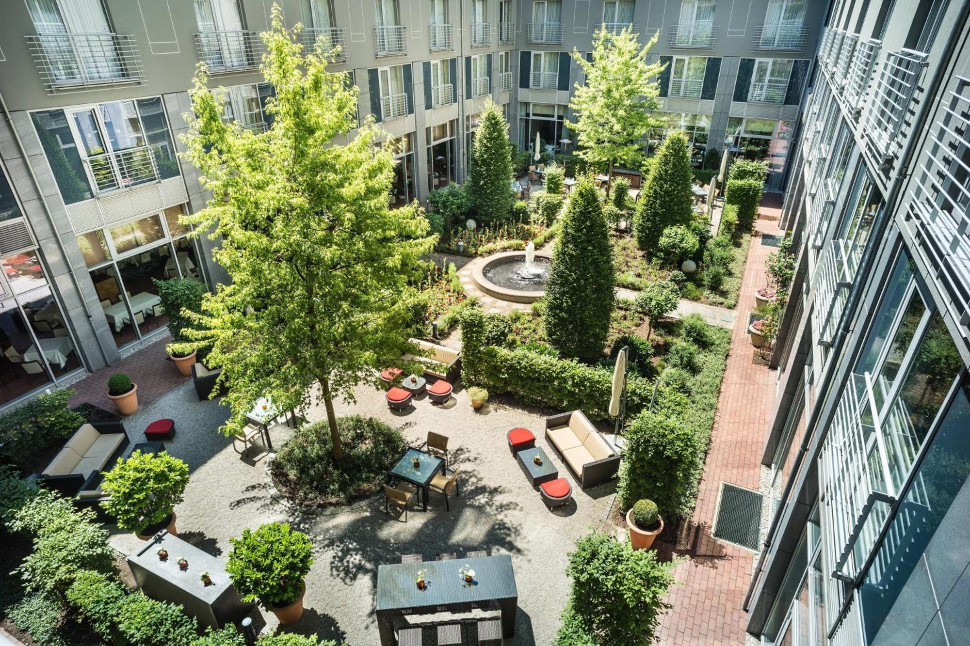 Le Meridien Мюнхен Екстериор снимка The courtyard at the hotel