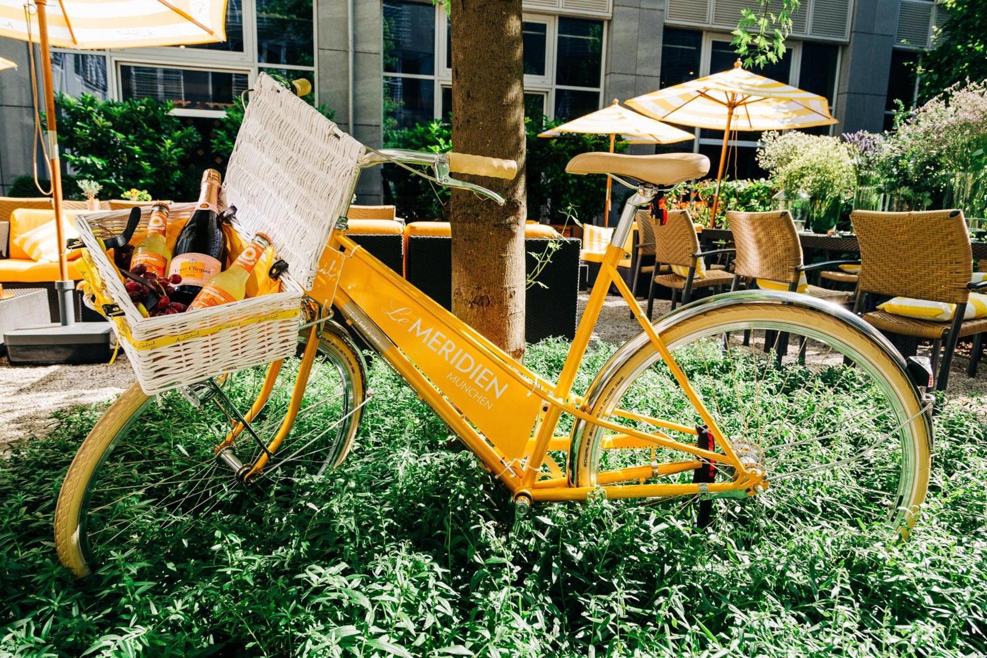 Le Meridien Мюнхен Екстериор снимка A bicycle at the hotel