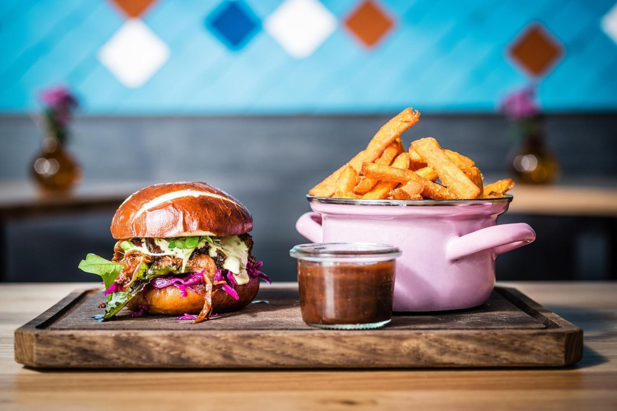 Le Meridien Мюнхен Екстериор снимка A vegan burger and chips at Honest Burgers