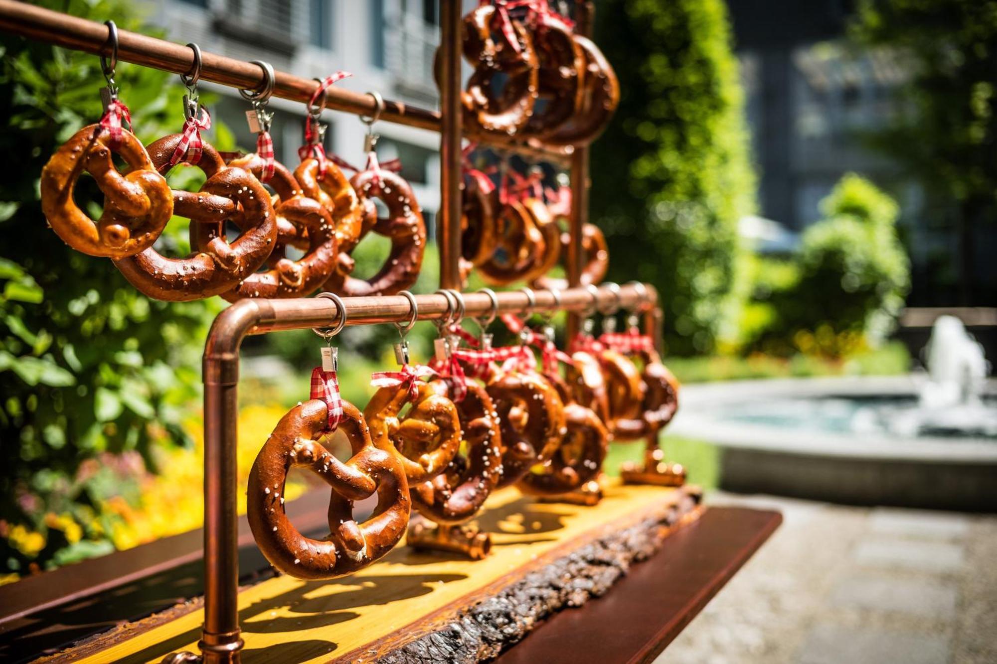 Le Meridien Мюнхен Екстериор снимка Pretzels at the 2015 German American Steuben Parade