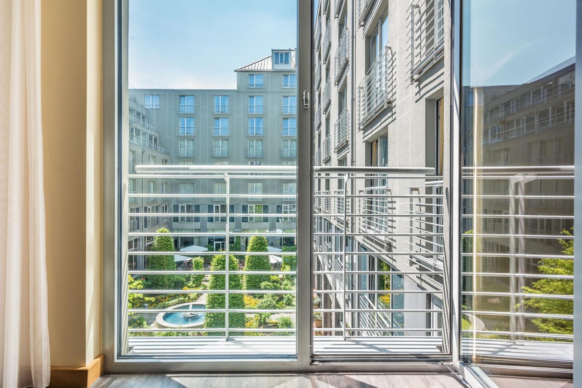 Le Meridien Мюнхен Екстериор снимка A window grill