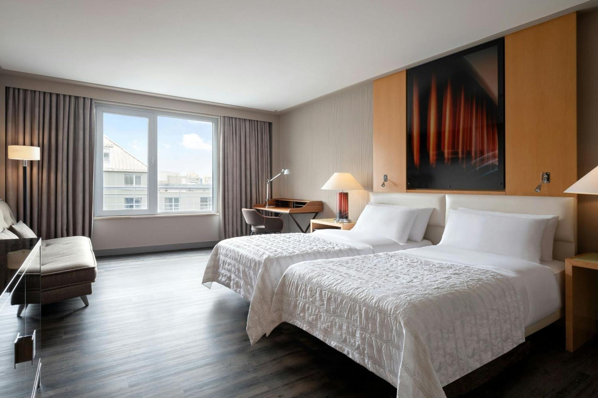Le Meridien Мюнхен Екстериор снимка A guest room at the Westin Palace Madrid