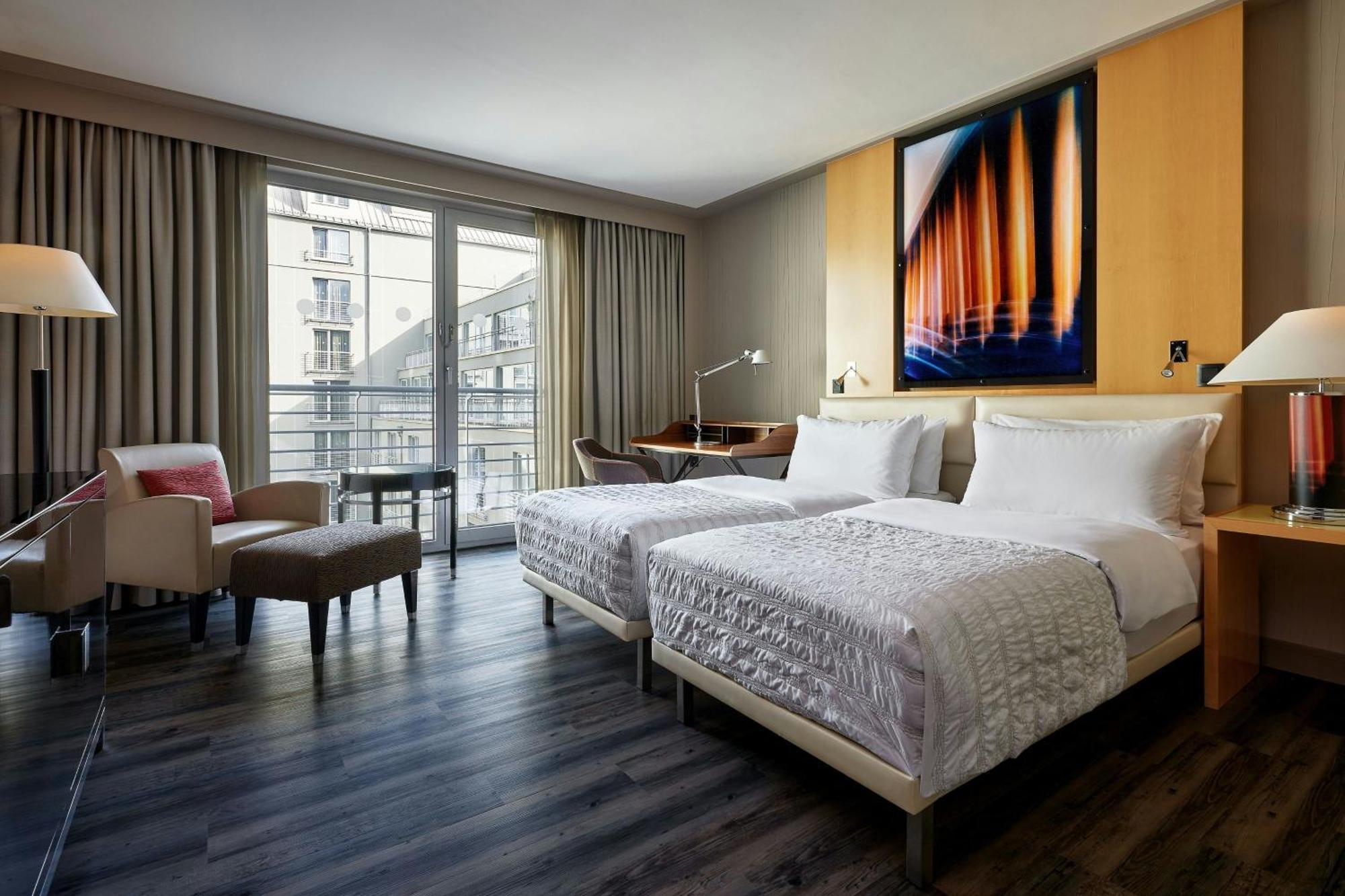 Le Meridien Мюнхен Екстериор снимка A guest room at the Westin Palace Madrid