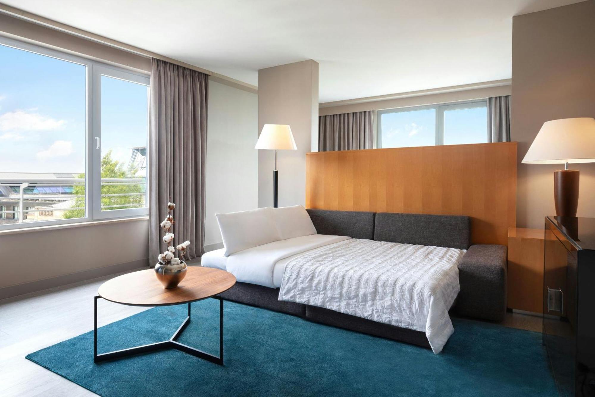 Le Meridien Мюнхен Екстериор снимка A guest room at the Westin Boston Seaport District